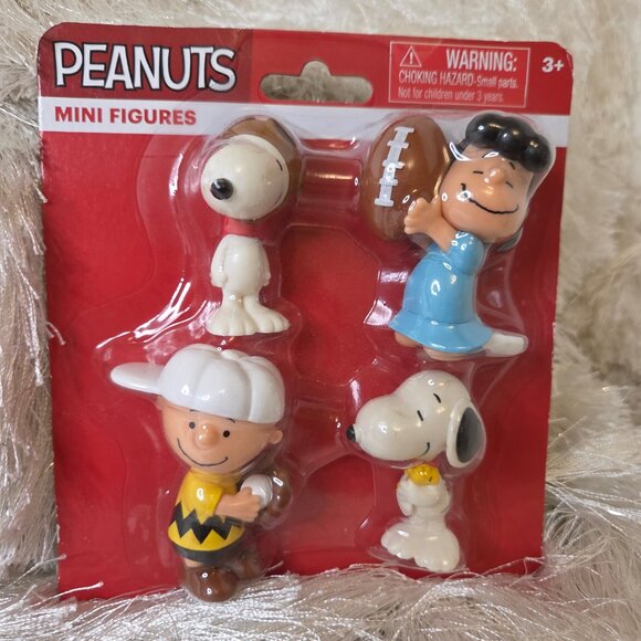 NWT Peanuts Bundle: 1000-Pc Puzzle, Mini Figure Set & Snoopy Solar Bobblehead - Picture 7 of 12